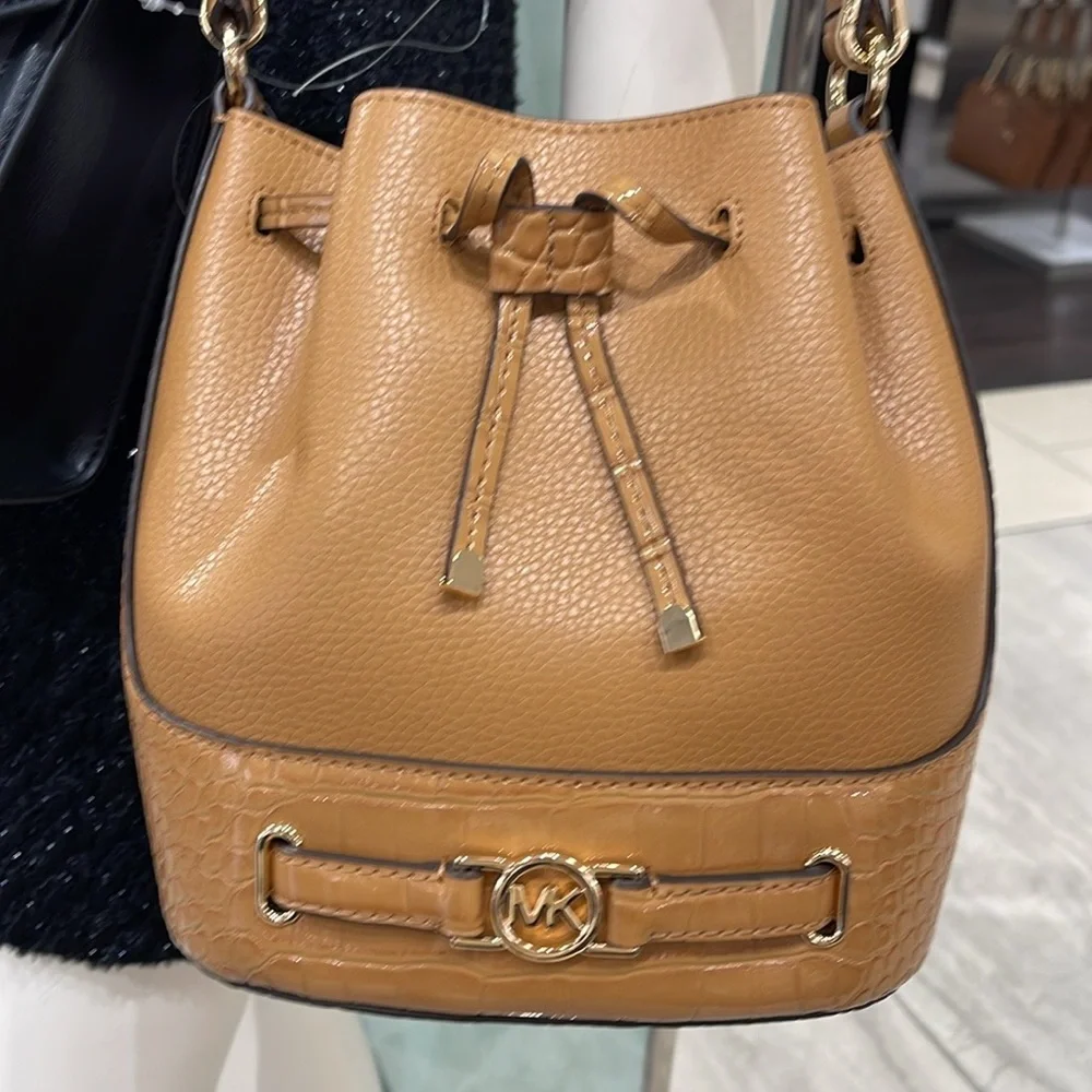 MICHAEL KORS  Reed Medium Pebbled Leather Belted Bucket Messenger Satchel Crossb
